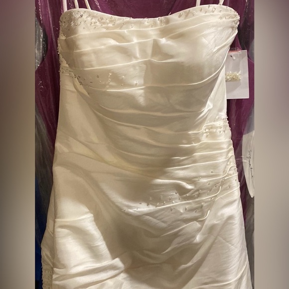 Private label strapless a-line ivory taffeta wedding gown - Picture 4 of 14